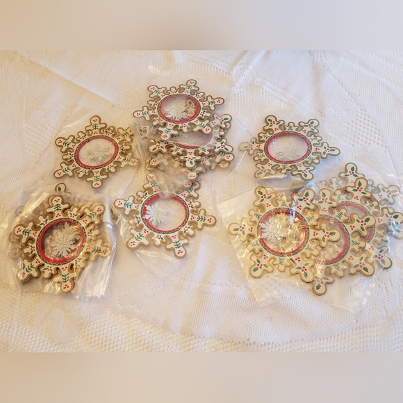Lot of 15 Vintage Die Cast Paper  Snowflake Ornaments in original packaging - Picture 7 of 7
